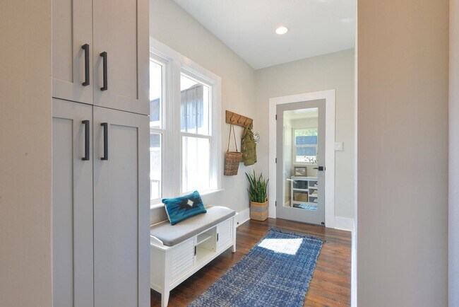 Building Photo - Beautifully remodeled 3 Bedroom Bungalow in Old Town