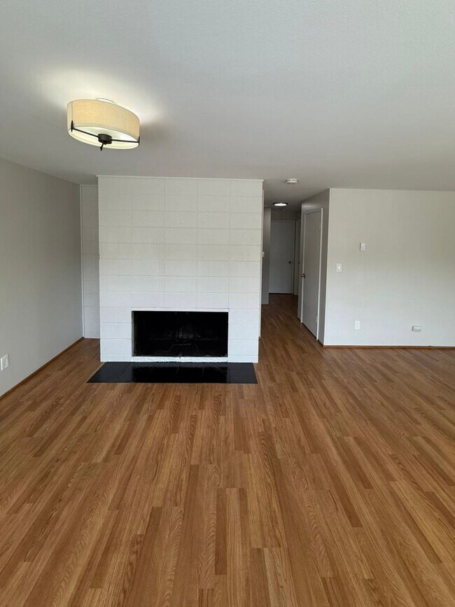 Building Photo - 3-Bedroom North Green Lake Townhouse-Style...