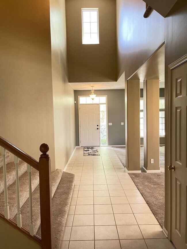 Building Photo - Move-in special. Beautiful 4 bed 2.5 bath 3000+sq ft