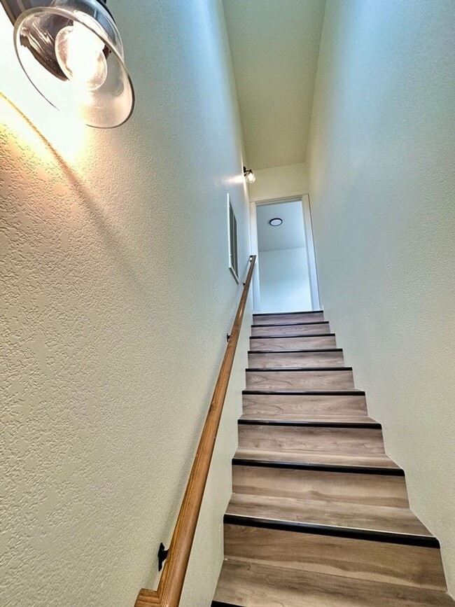 Building Photo - Cute little gated community 3 bed 2.5 bath...