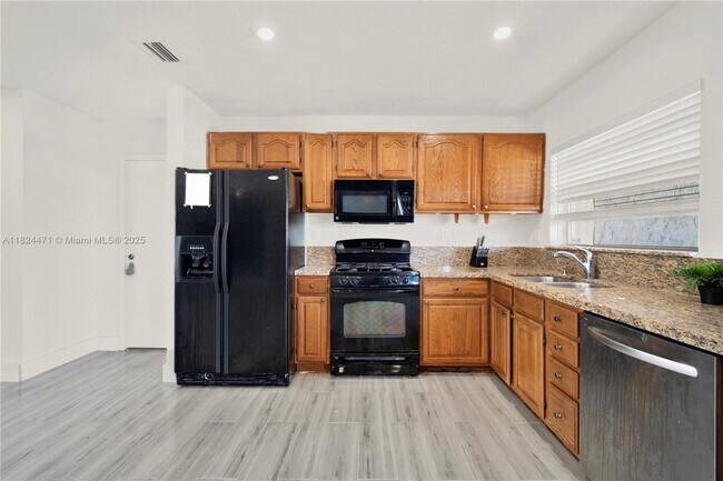 Building Photo - 10591 SW 122nd Ct