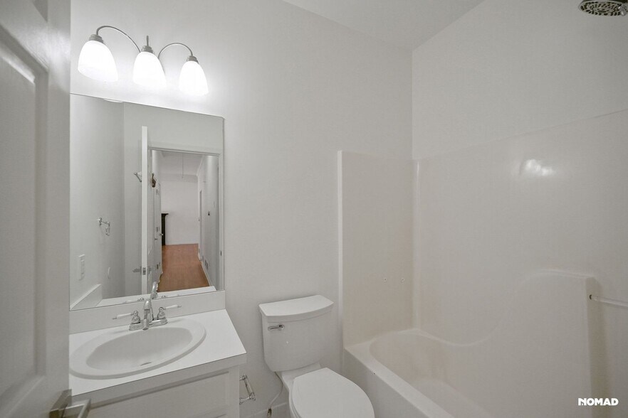 Building Photo - 875 Secret Cove Dr NE