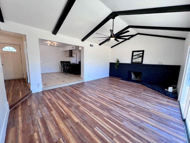 Building Photo - $2,395 Gettysburg & Minnewawa, 3 Bedroom 2...
