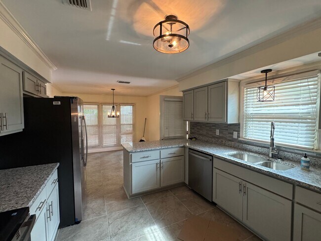 Building Photo - Beautiful home with over 2k square feet!
