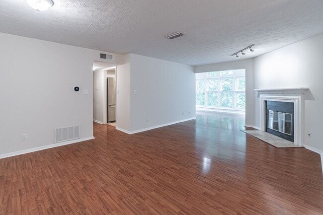 Building Photo - Welcome to this charming 2 bedroom, 2 bath...