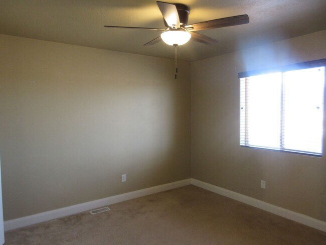 Building Photo - Move-In Bonus!!! 5 bedroom, 3 bath Single Family Home