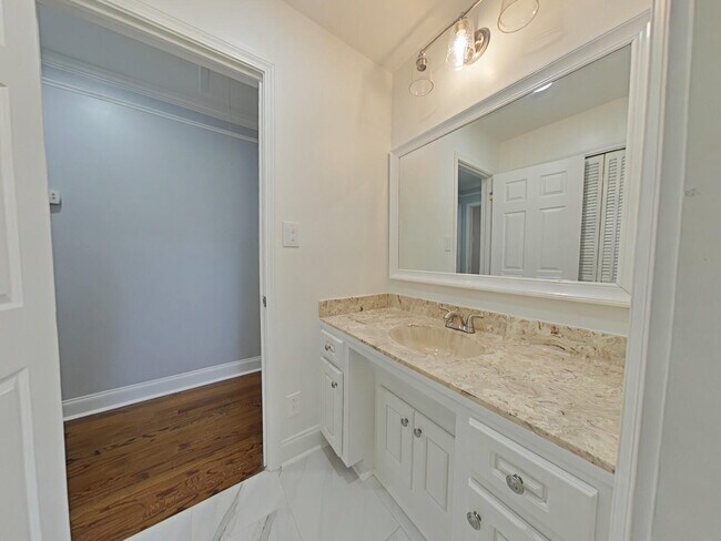 Building Photo - 117 Deerwood Dr