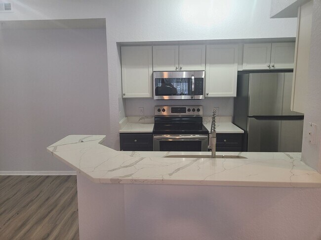 Building Photo - Renovated Ground Floor 2 Bed 2 Bath Condo....