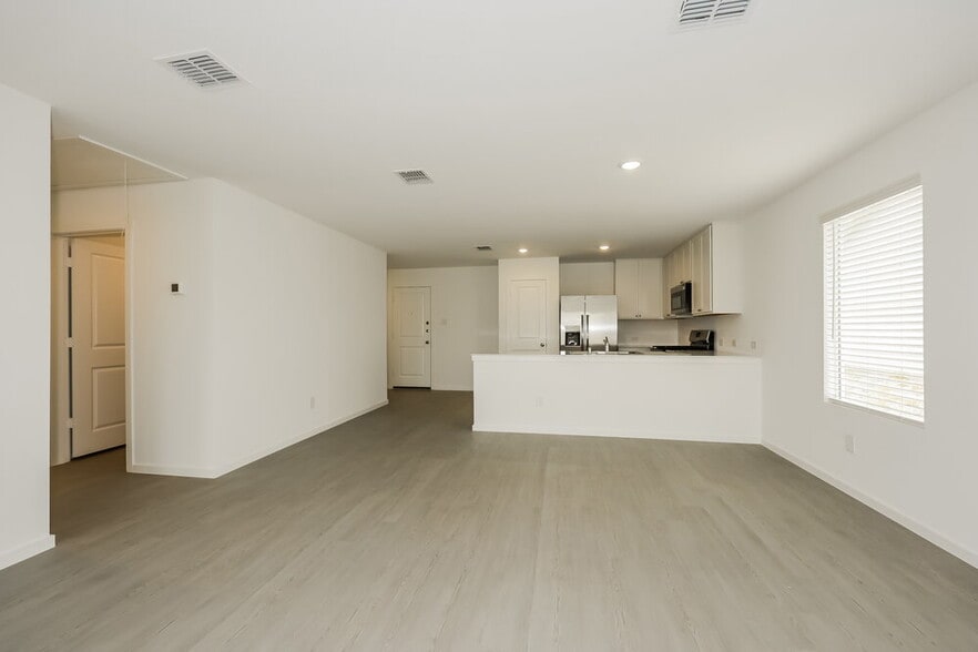 Building Photo - 2225 Crested Saguaro St