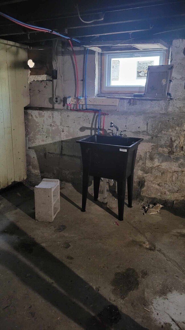 Building Photo - 6th Street rental