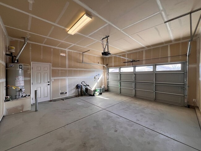 Building Photo - Single-level 3 bedroom, 2-bathroom home in Dayton, NV