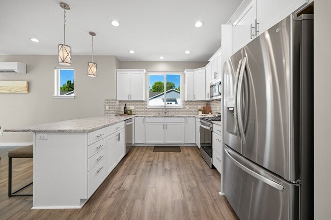 Building Photo - Modern 4-Bed Home in Sunstone Place