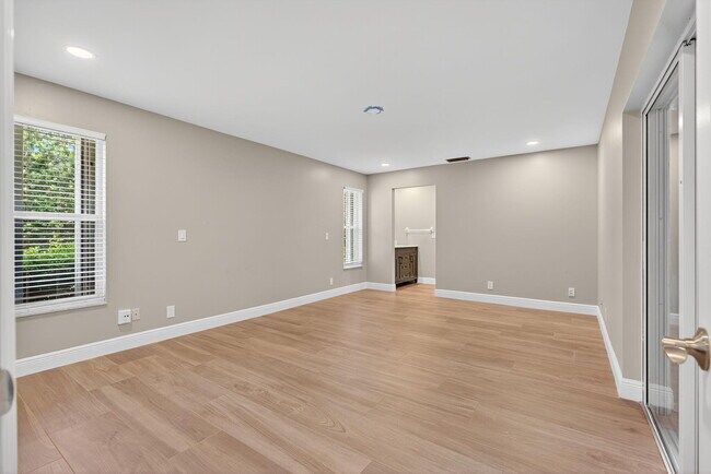 Building Photo - 905 Shore Dr