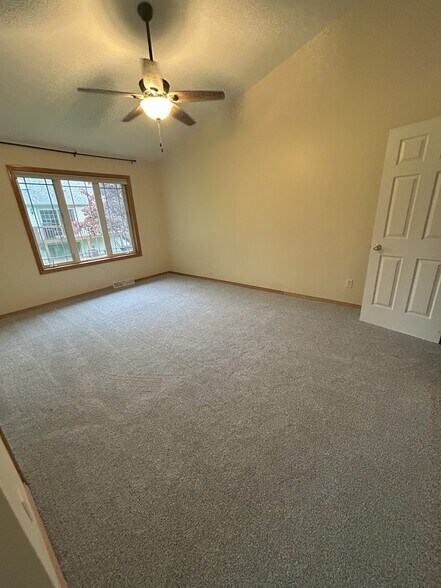 Main Bedroom - 1051 Tamarack Way