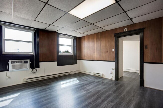 Building Photo - Affordable 1 Bedroom Apartment – Prime Mai...