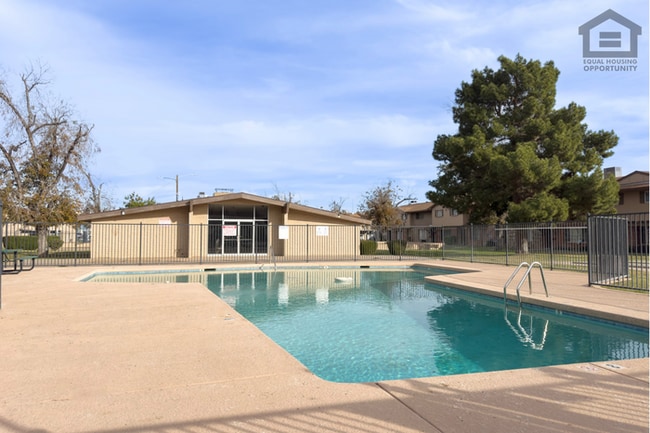 Building Photo - 2Bed/1.5Bath Townhome at 15th Ave/Camelback! Ready for Immediate Move-In!