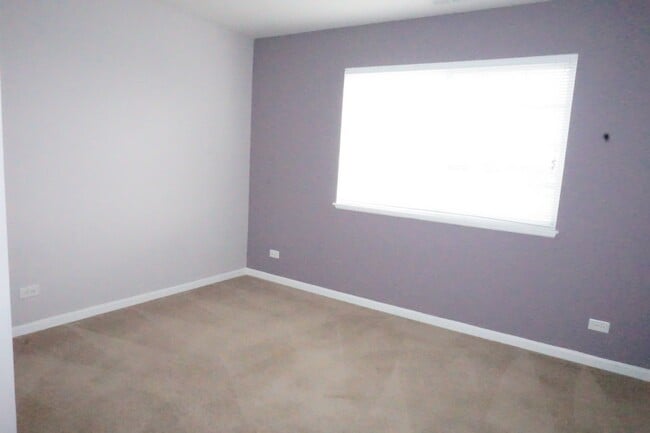 Building Photo - Rare find-3 Bedroom spacious corner unit with Den, 2.5 baths and 2 car garage