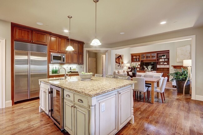 Building Photo - 5Bdrm+Office / 3.5 bath - West Bellevue Home