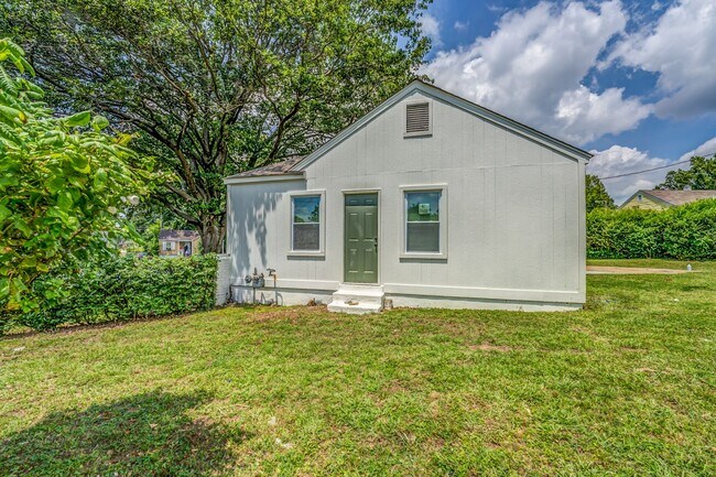 Building Photo - 405 W Brooks Rd