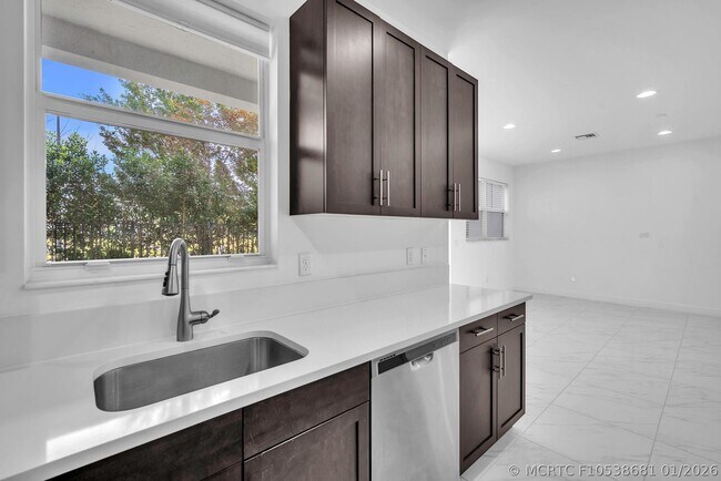 Building Photo - 6947 Pines Cir