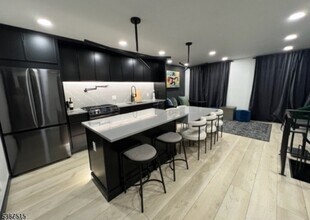 Building Photo - 20 Augusta Dr