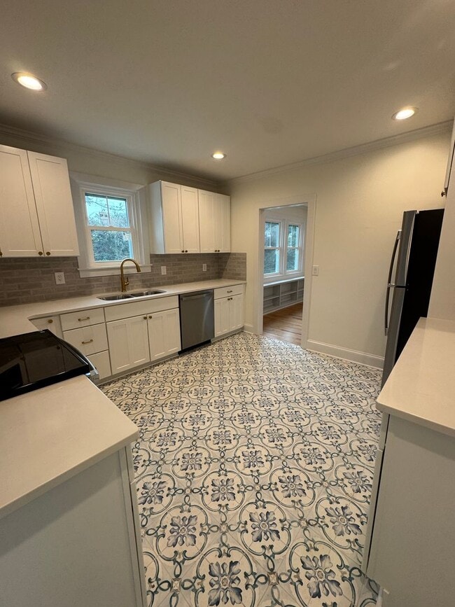 Building Photo - Spectacular Renovation!