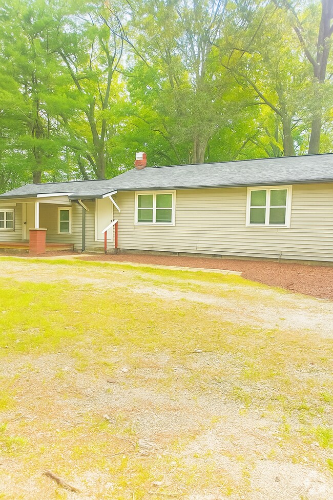 Building Photo - Private ranch with spacious yard! Can acco...