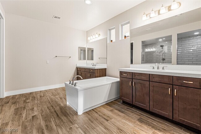 Building Photo - 4631 Amazing View St