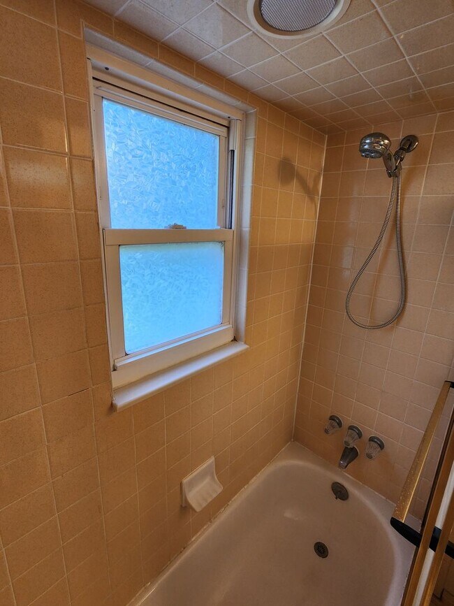 Building Photo - Beautiful 4 Bedroom Home on Cul Du Sac Wit...