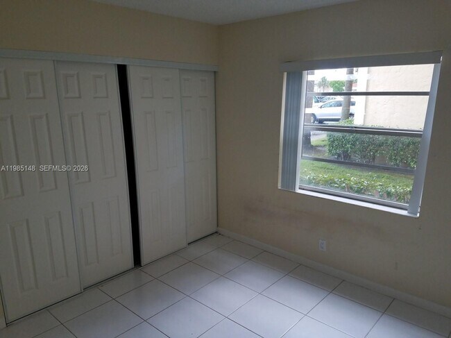 Building Photo - 10040 Twin Lakes Dr