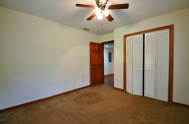 Building Photo - 2101 Maple Leaf Dr E