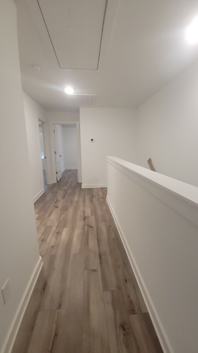 Building Photo - 7589 Discovery Pt Dr NW