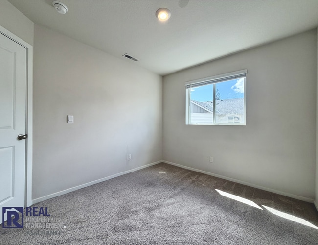 Building Photo - Modern 3BR/2.5BA Townhome in Cornelius – Bonus Loft, 2-Car Garage & Move-In Ready!