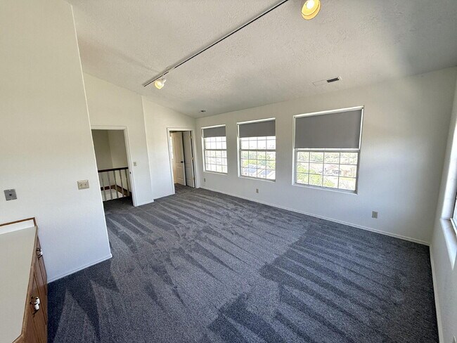 Building Photo - AVAILABLE AUGUST 4TH- RENT - 5 BDRM - 5 1/2 BATH - VIEWS VIEWS VIEWS