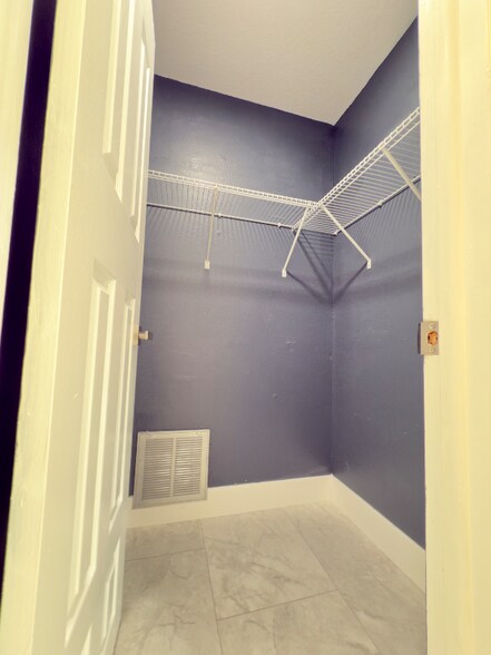 Building Photo - 409 Evergreen Dr