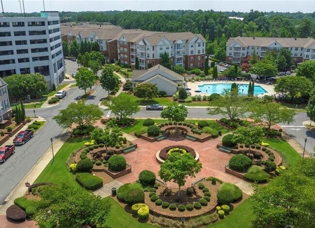 Building Photo - This Stunning Townhome in the Heart of Ballantyne