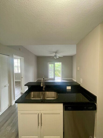 Building Photo - 1 Bedroom / 1 Bath Condo in Gated Community.