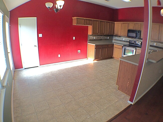 Building Photo - 3 Bedroom 2 Bath Gem In Crowley