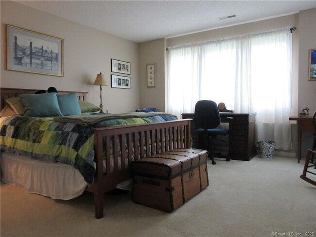 Building Photo - 18 Fox Run