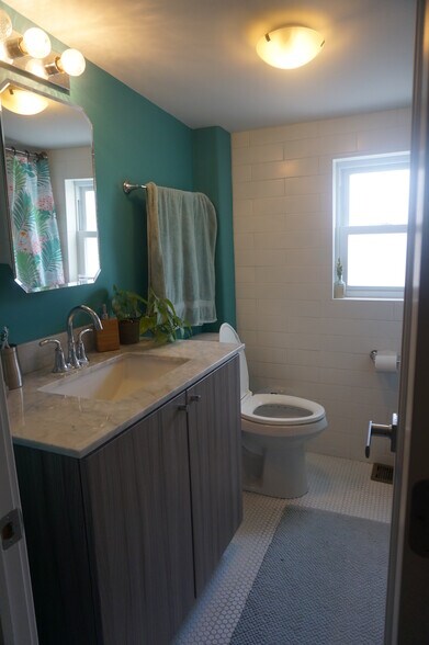 Upstairs full bath - 1923 S Alder St