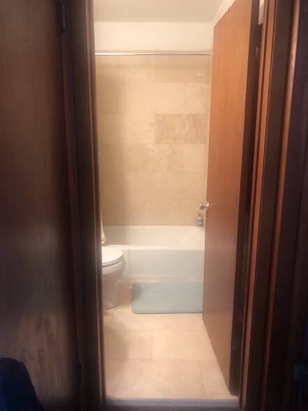 bath showing the tub area - 307 S Prairie St