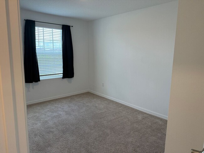 Building Photo - 3 Bedroom 2.5 Bath Townhouse W/1 Car garag...