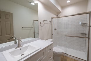 Building Photo - 731 W 6th St S