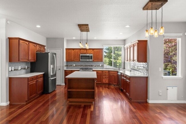 Building Photo - Elegant, Well-Loved, 5 bedroom, 3 bathroom...