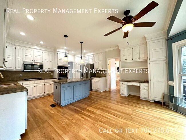 Building Photo - 640 Barington Pl