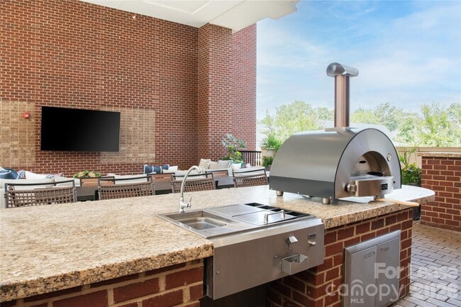 Building Photo - 905 Kenilworth Ave