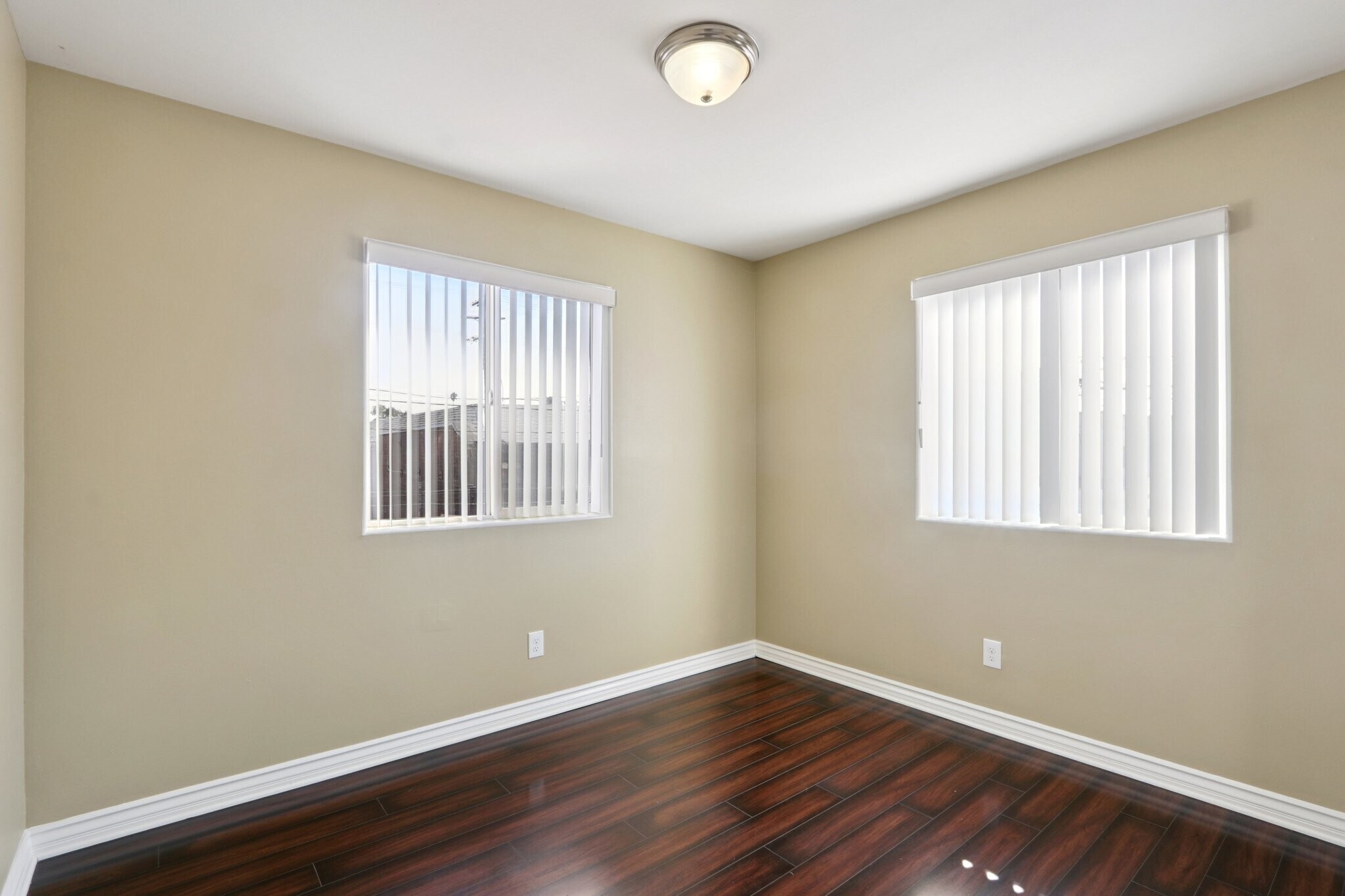 Building Photo - 1616 W 39th Pl