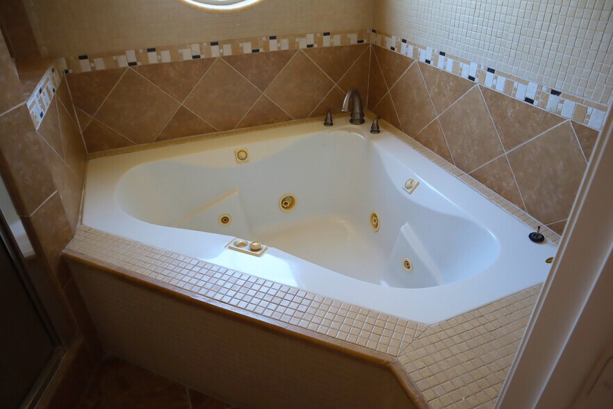 Oversized Tub - 2026 -2028 Clyde Ave