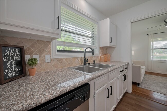 Building Photo - 8057 Ridgeview Dr