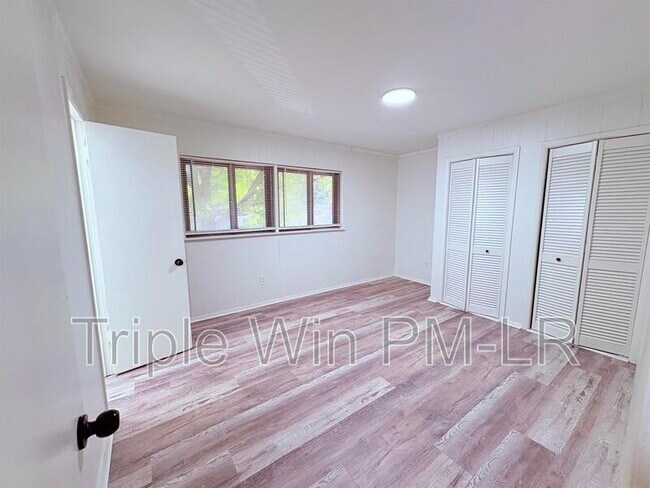 Building Photo - 76 S Meadowcliff Dr